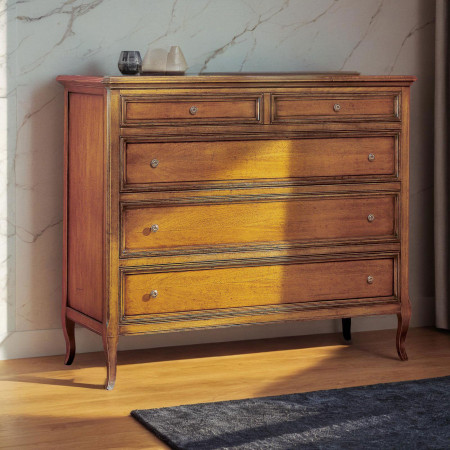 Comò classico in legno con dettagli dei cassetti