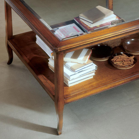 Tavolino con pianetto legno e vetro, dettaglio del piano sporgente