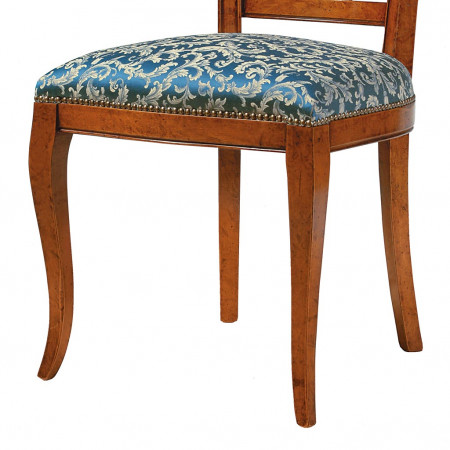 Sedia con arpa 3 fori, dettaglio gambe sagomate