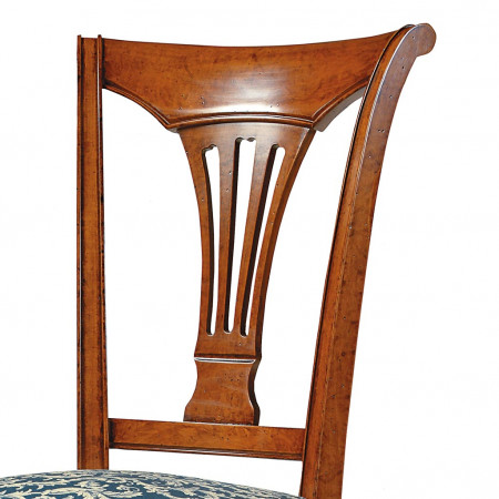 Dettaglio schienale sedia con arpa 3 fori in legno