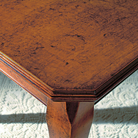 Sedia della sala da pranzo classica con gambe 700