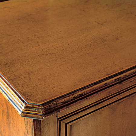 Dettaglio legno vetrina con 3 ripiani, finitura elegante