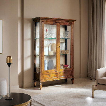 Vetrina in legno con ante in vetro e dettagli floreali