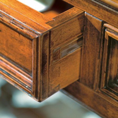 Portatelefono filettato con dettaglio cassetto in legno