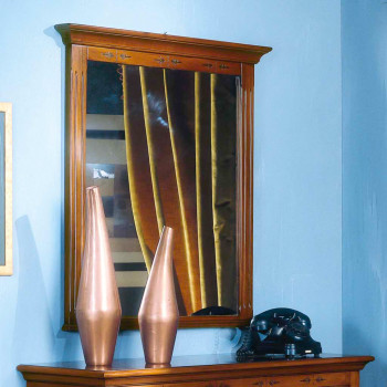 Specchiera con cimasa intarsiata, cappello sporgente e incisioni floreali