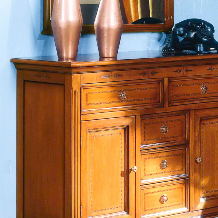 Specchiera con cimasa intarsiata su comò in legno