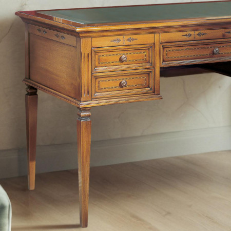 Scrivania classica in legno con dettagli dei cassetti