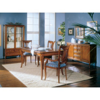 Sala da pranzo classica con credenza e tavolo rettangolare