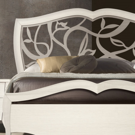 Letto king size in frassino con testata traforata e pediera sagomata
