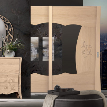 Armadio in frassino con specchi e decoro floreale in rilievo