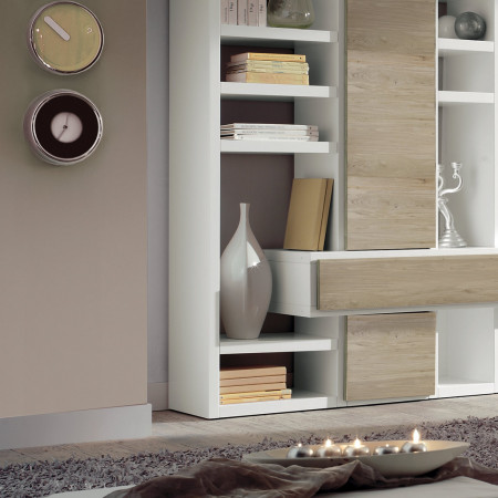 Composizione laccata con frontali rovere su parete