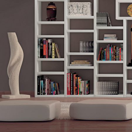 Composizione a giorno laccata con libri e decorazioni