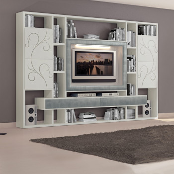 Soggiorno con cornice TV, decori in foglia argento