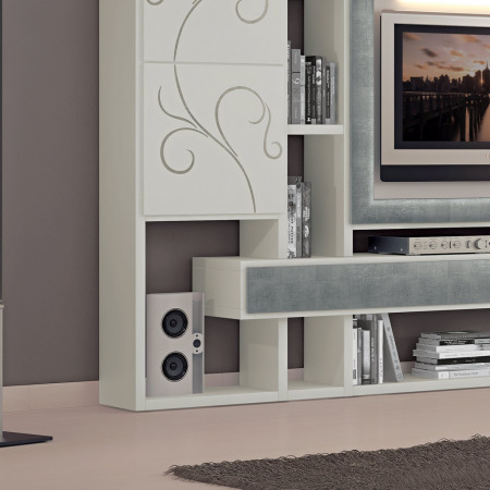 Soggiorno con cornice TV in foglia argento, dettagli moderni