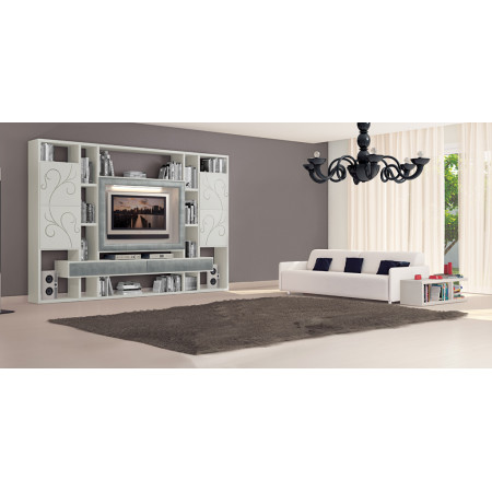 Soggiorno con cornice TV in foglia argento e decoro floreale