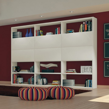 Composizione con vasistas e ribalte, libreria moderna bianca con oggetti decorativi
