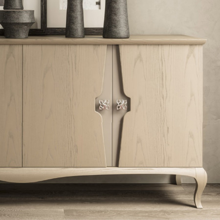 Credenza 4 porte con dettagli in legno massello