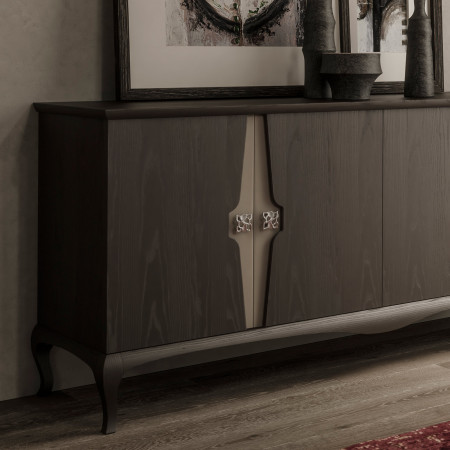 Credenza 4 porte con dettagli scanalati e pomoli decorativi