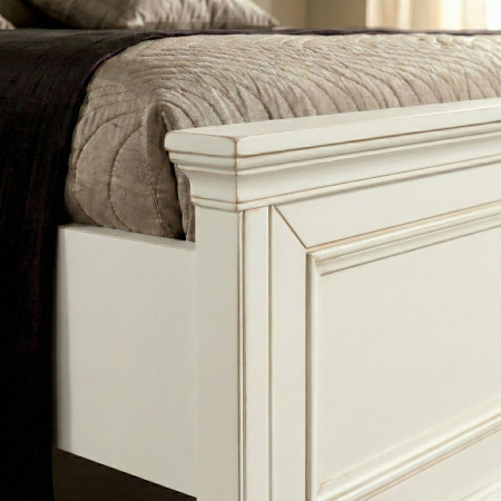 Letto matrimoniale con testata traforata e pediera bassa