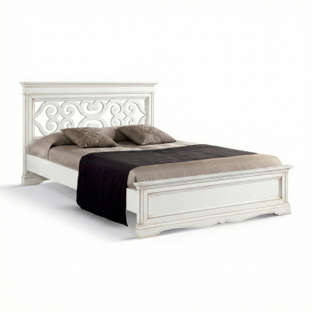 Letto matrimoniale con testata traforata e pediera bassa