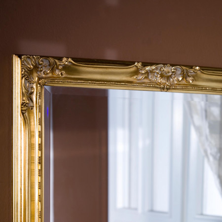Specchiera classica con cornice intagliata a mano