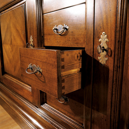 Credenza 2 porte intarsiate a spina pesce con dettaglio cassetti