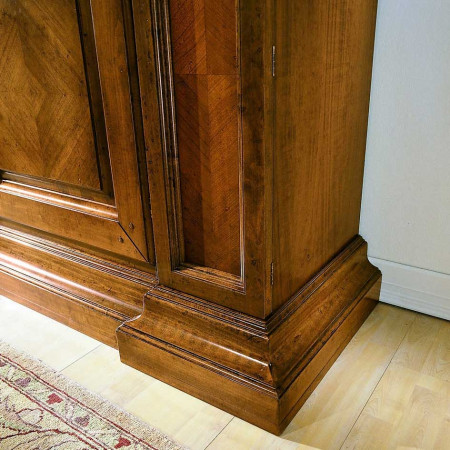 Dettaglio intarsi credenza 2 ante in legno massello