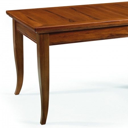 Dettaglio del piano in legno del tavolo rettangolare allungabile