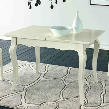 Tavolo rettangolare allungabile in legno su tappeto decorativo