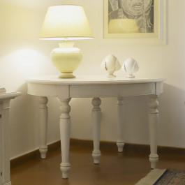 Tavolo consolle allungabile in legno di noce con dettagli classici