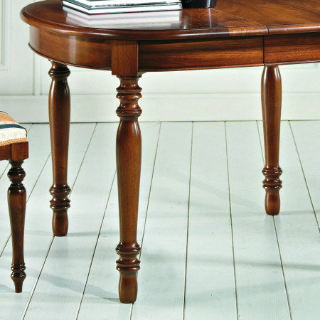 Dettaglio gambe legno faggio tavolo ovale in noce