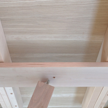Dettaglio del sistema legno e metallo del Tavolo ovalino allungabile