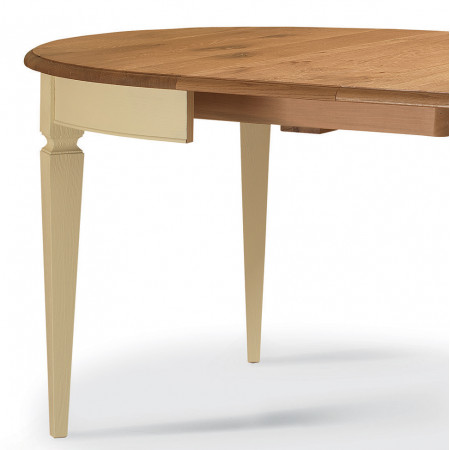 Tavolo ovale in rovere con dettaglio delle gambe