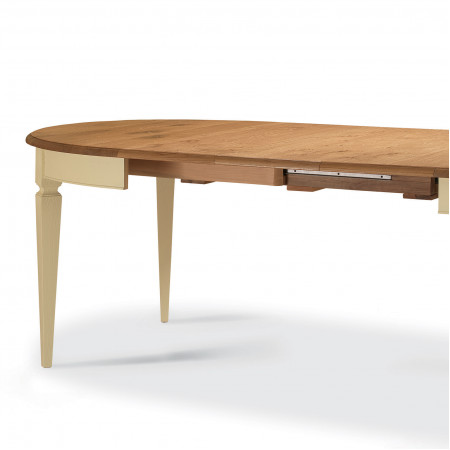 Dettaglio del piano in rovere del tavolo ovale