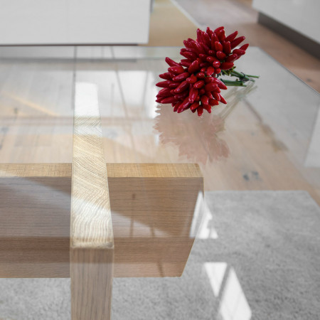 Tavolo moderno in legno e vetro, dettaglio del basamento in rovere