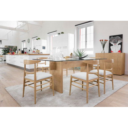 Tavolo moderno in legno e vetro ambientato in cucina
