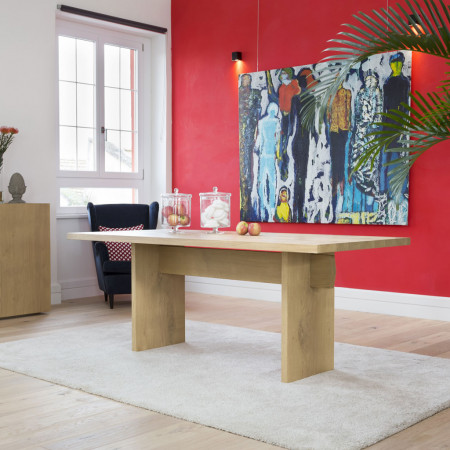 Tavolo moderno in legno con piano bordo dritto, ambientato