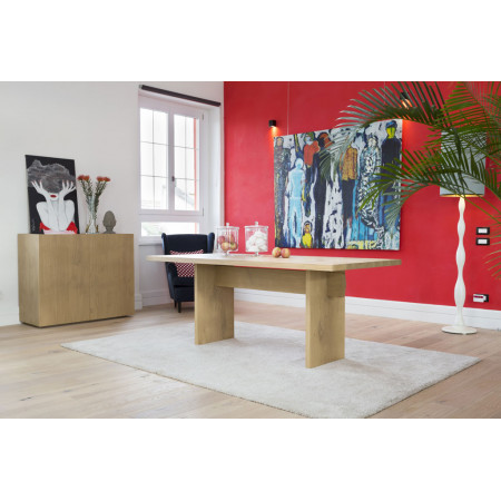 Tavolo moderno in legno ambientato con design forte