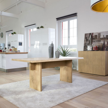 Tavolo moderno in legno, dettaglio bordo naturale