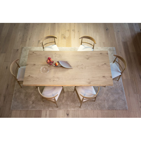 Tavolo moderno in legno piano con bordo naturale e sedie