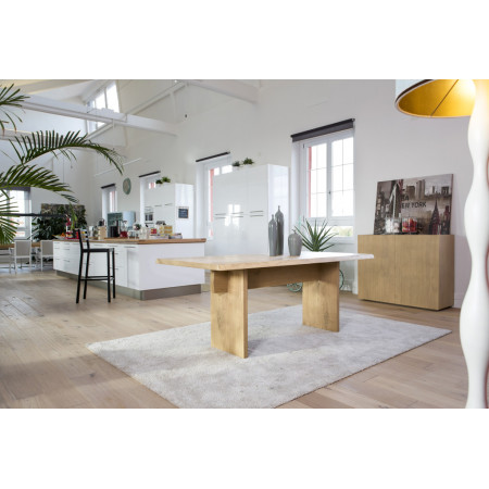 Tavolo moderno in legno con bordo naturale ambientato