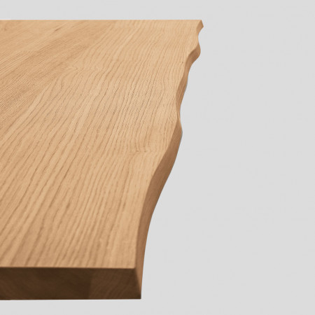 Tavolo moderno in legno, dettaglio bordo naturale