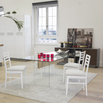 Tavolo moderno in vetro e legno, ambientato in salone