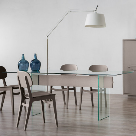 Tavolo moderno in vetro e legno con basamento in rovere