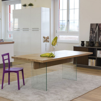 Tavolo moderno con gambe in vetro, bordo dritto, piano in legno