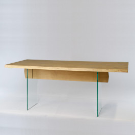 Tavolo moderno con gambe in vetro e piano con bordo naturale