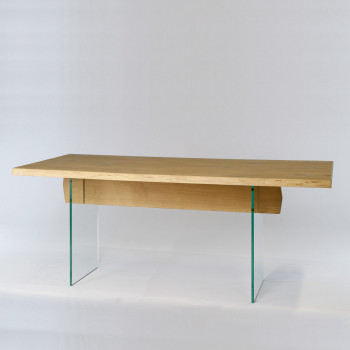 Tavolo moderno con gambe in vetro, piano naturale