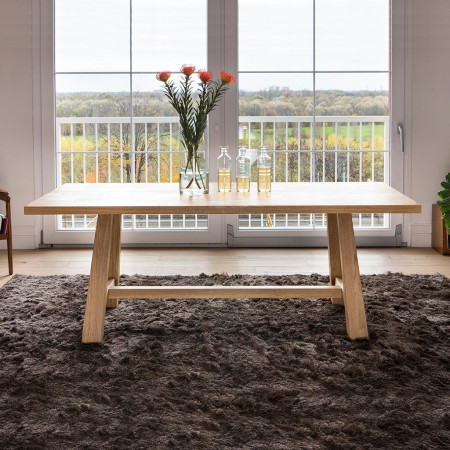 Tavolo moderno in legno a cavalletto in ambiente domestico