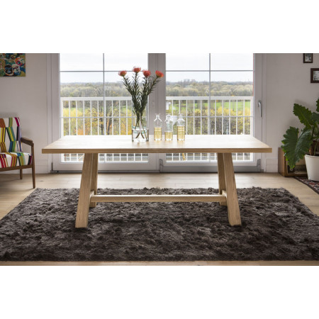Tavolo moderno in legno a cavalletto con vista finestra