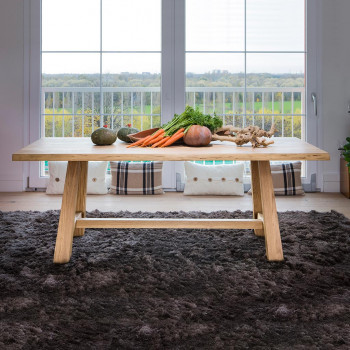 Tavolo moderno a cavalletto con verdure, piano legno naturale